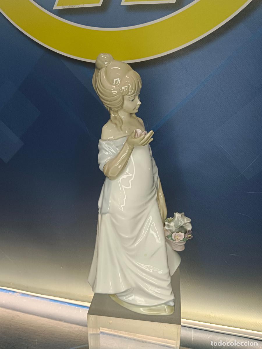 Antig&uuml;edades: Figura de porcelana mediflor, mujer con Rosa y perrito, 28,5 cm