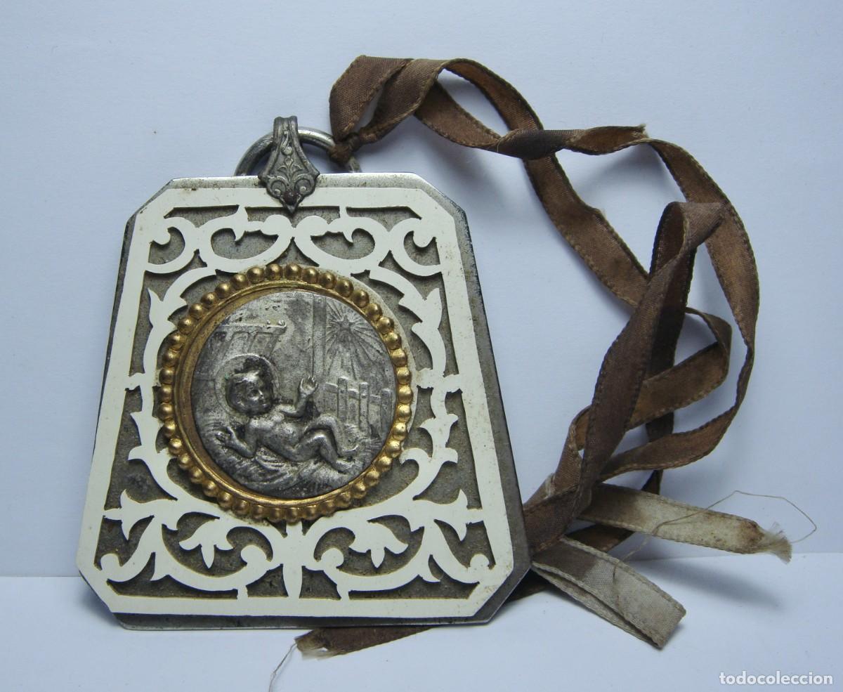 Antig&uuml;edades: Medall&oacute;n Devocional del Ni&ntilde;o Jes&uacute;s &middot; Metal Calado &middot; ca. 1900