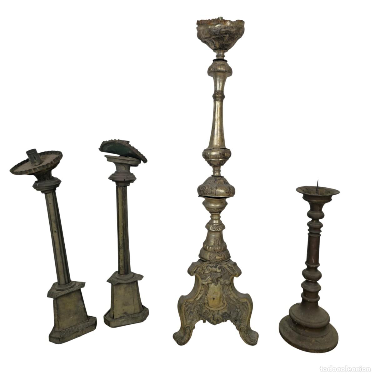 Antig&uuml;edades: Lote de cuatro candeleros de altar realizados en metal, datados entre los siglos XVIII y XIX.