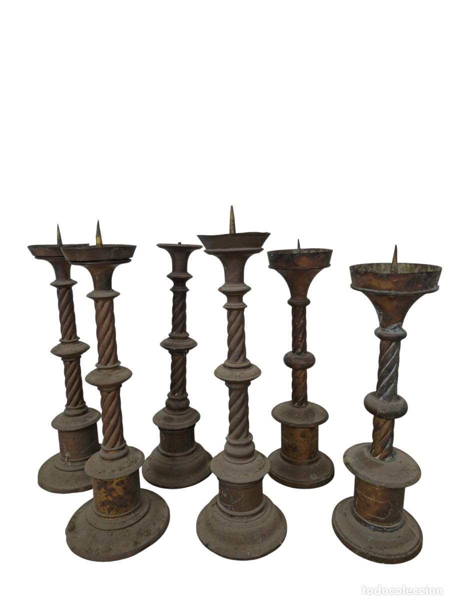 Antig&uuml;edades: Lote de seis candeleros de altar realizados en lat&oacute;n, datados en el siglo XIX.