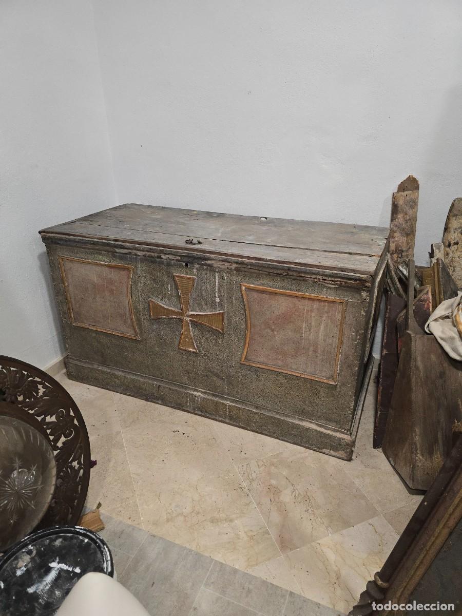 Antig&uuml;edades: Antigua arca de madera con decoraci&oacute;n marmoleada, datada en el siglo XVIII.