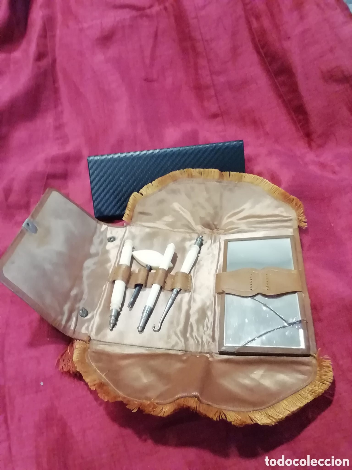 Antig&uuml;edades: ​&rdquo;Set de viaje para vestido y calzado S. XIX - Herramientas de hueso/asta