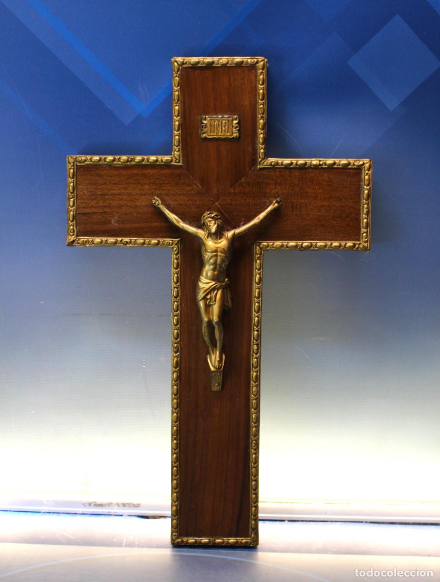 Antig&uuml;edades: Crucifijo antiguo. Madera y metal dorado.