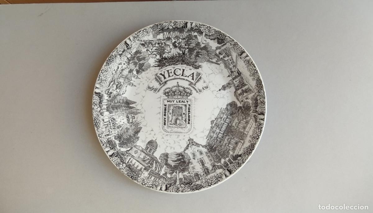 Antig&uuml;edades: Plato dedicado a la Ciudad de Yecla - 25 cm - Royal China