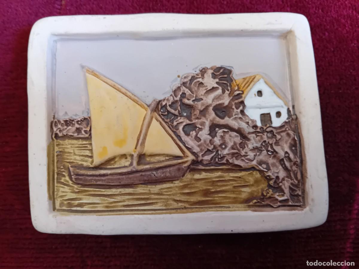 Antig&uuml;edades: Paisaje en relieve de cer&aacute;mica casa y barca en el r&iacute;o
