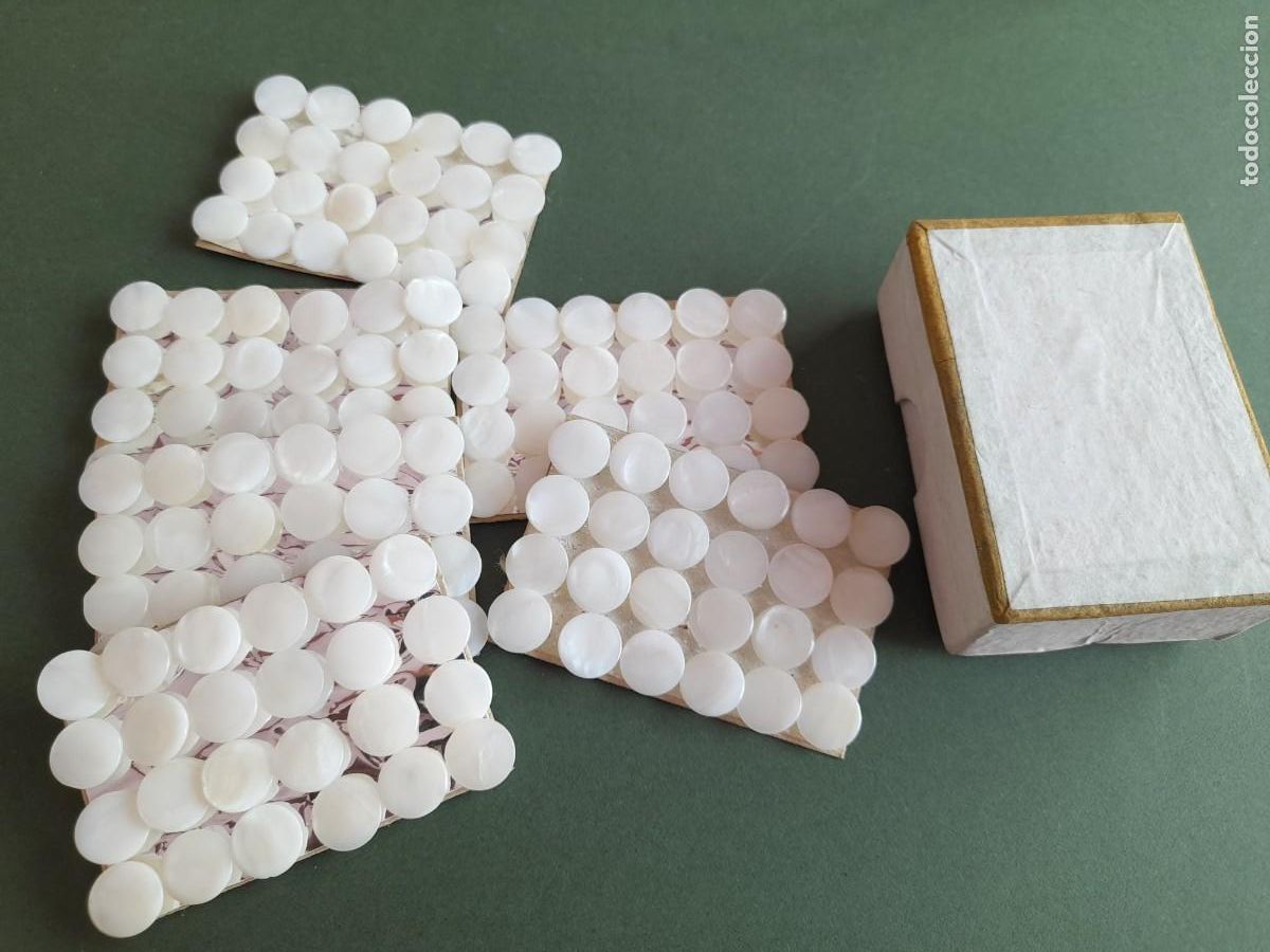Antig&uuml;edades: caja con 6 cartones de 24 botones de madre de perla / nacar de 0.9cm de diametro aprox (144 botones)
