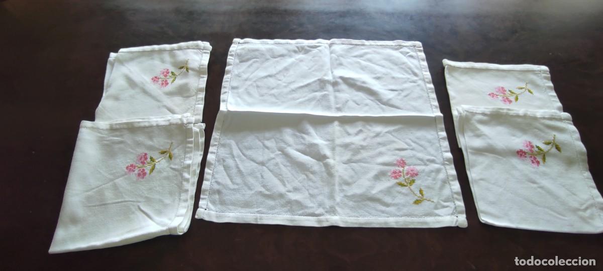Antig&uuml;edades: LOTE DE 5 SERVILLETAS VINTAGE / ANTIGUAS BORDADAS A PUNTO DE CRUZ - MOTIVOS FLORALES ROSAS (44 x 41