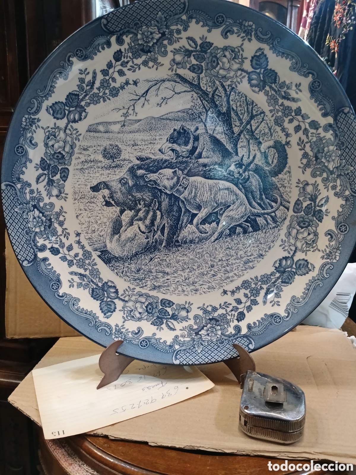 Antig&uuml;edades: Impresionante plato de la cartuja de Sevilla la caza del jabal&iacute;n 46 cm de di&aacute;metro