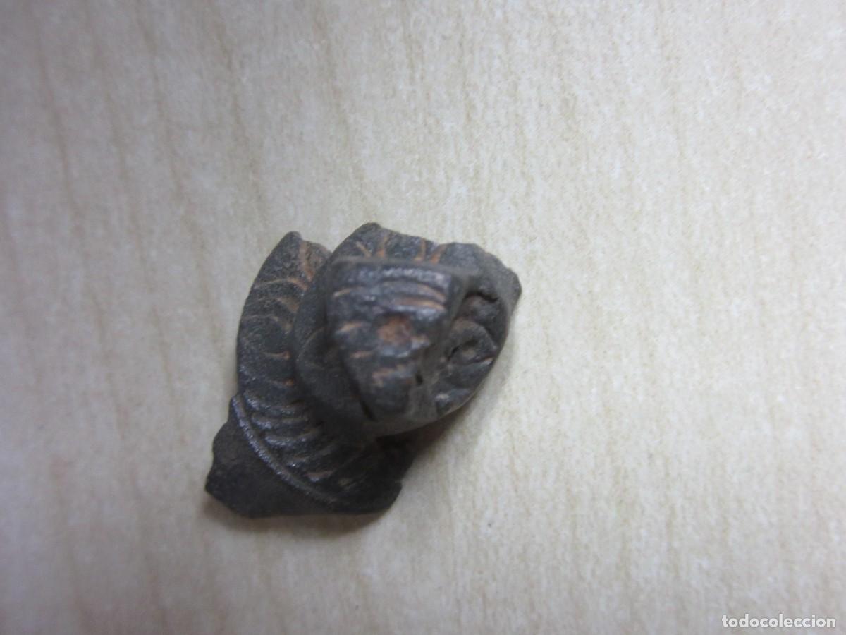 Antig&uuml;edades: Parte de adorno con cabeza de le&oacute;n Bronce Medieval Medidas 1,9 x 1,5 cm