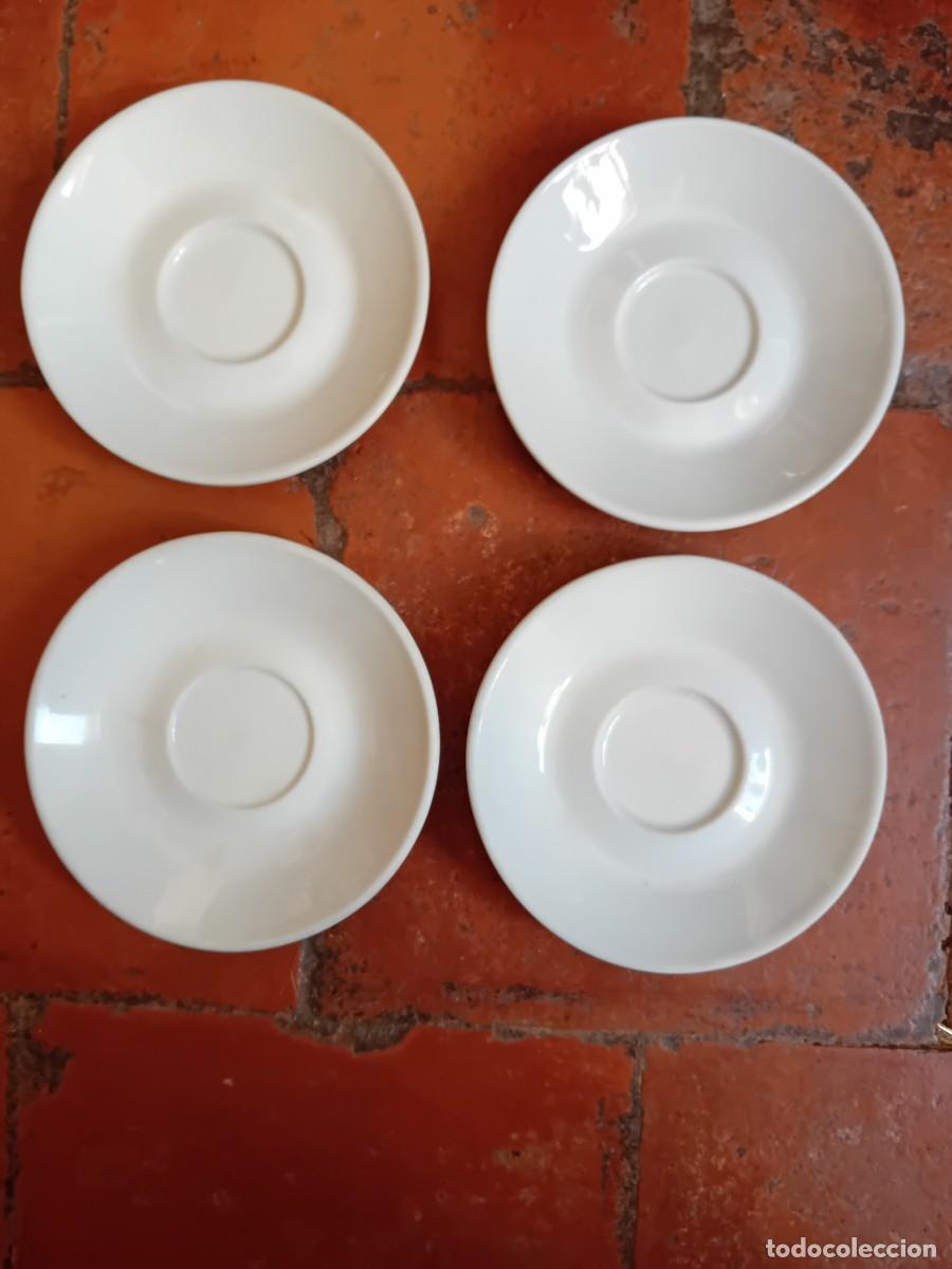 Antig&uuml;edades: 4 platos para tazas de porcelana