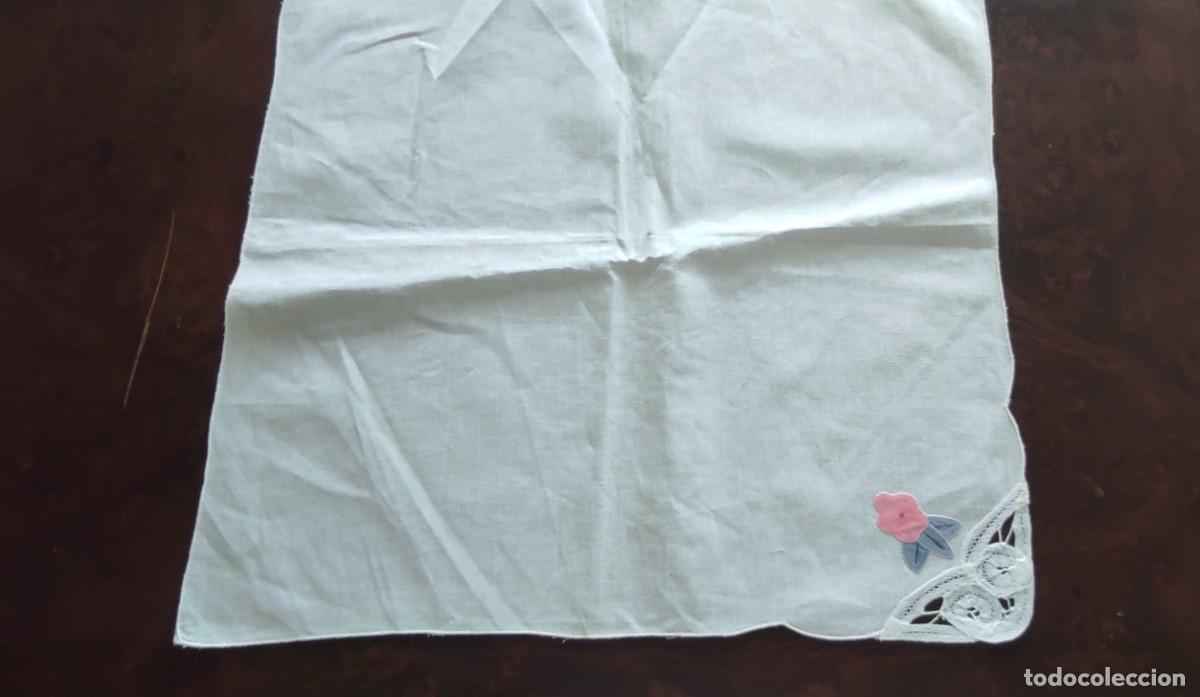 Antig&uuml;edades: LOTE DE 6 SERVILLETAS VINTAGE DE HILO/ALGOD&Oacute;N CON APLICACION FLORAL Y ENCAJE DE CALADO - 42 X 41
