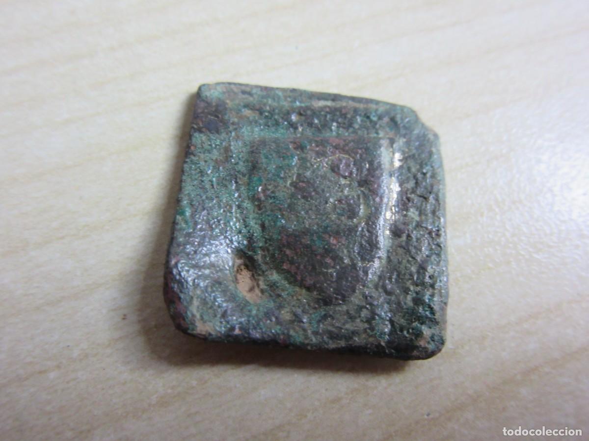 Antig&uuml;edades: Placa de bronce medieval con escudo con c&iacute;rculos Medidas 2,1 cm