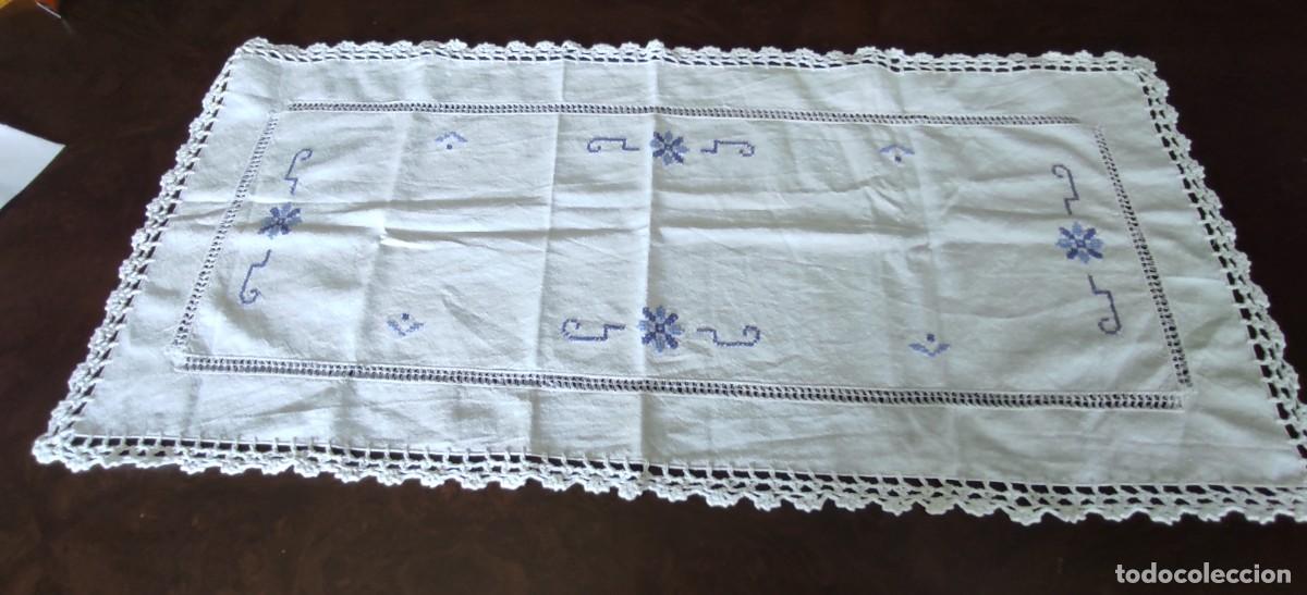 Antig&uuml;edades: CAMINO DE MESA VINTAGE BLANCO DE HILO BORDADO A PUNTO DE CRUZ, DESHILADO Y PUNTILLA &mdash; 83 x 39 c