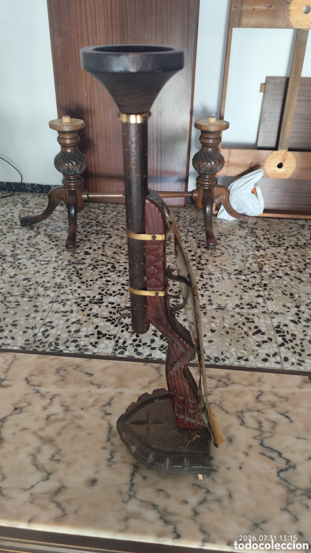 Antig&uuml;edades: Cenicero de madera/escopeta