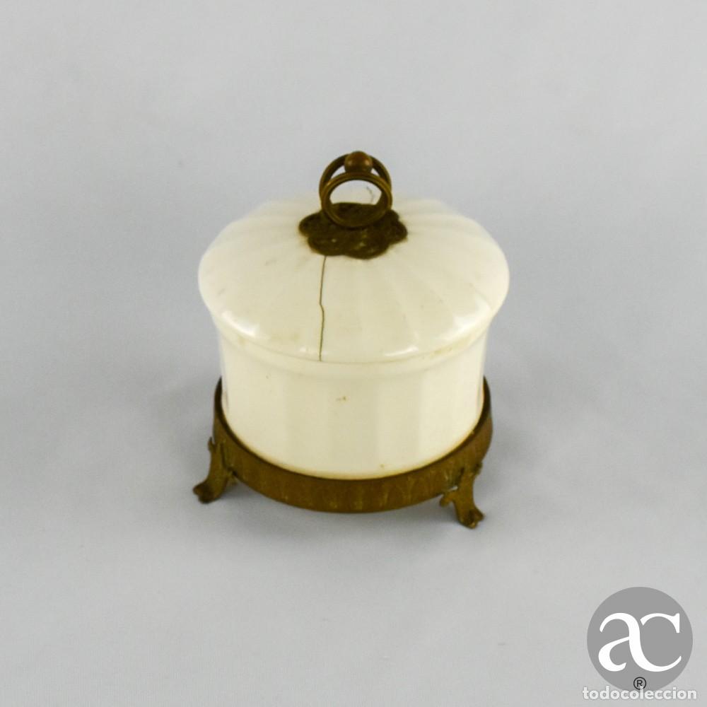 Antig&uuml;edades: Caixa em porcelana e metal dourado, de finais do s&eacute;culo XIX/in&iacute;cio do XX