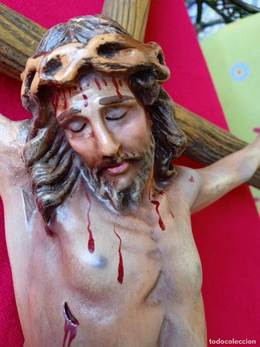 Antig&uuml;edades: Crucifijo figura Cristo en la Cruz antiguo de escayola y madera