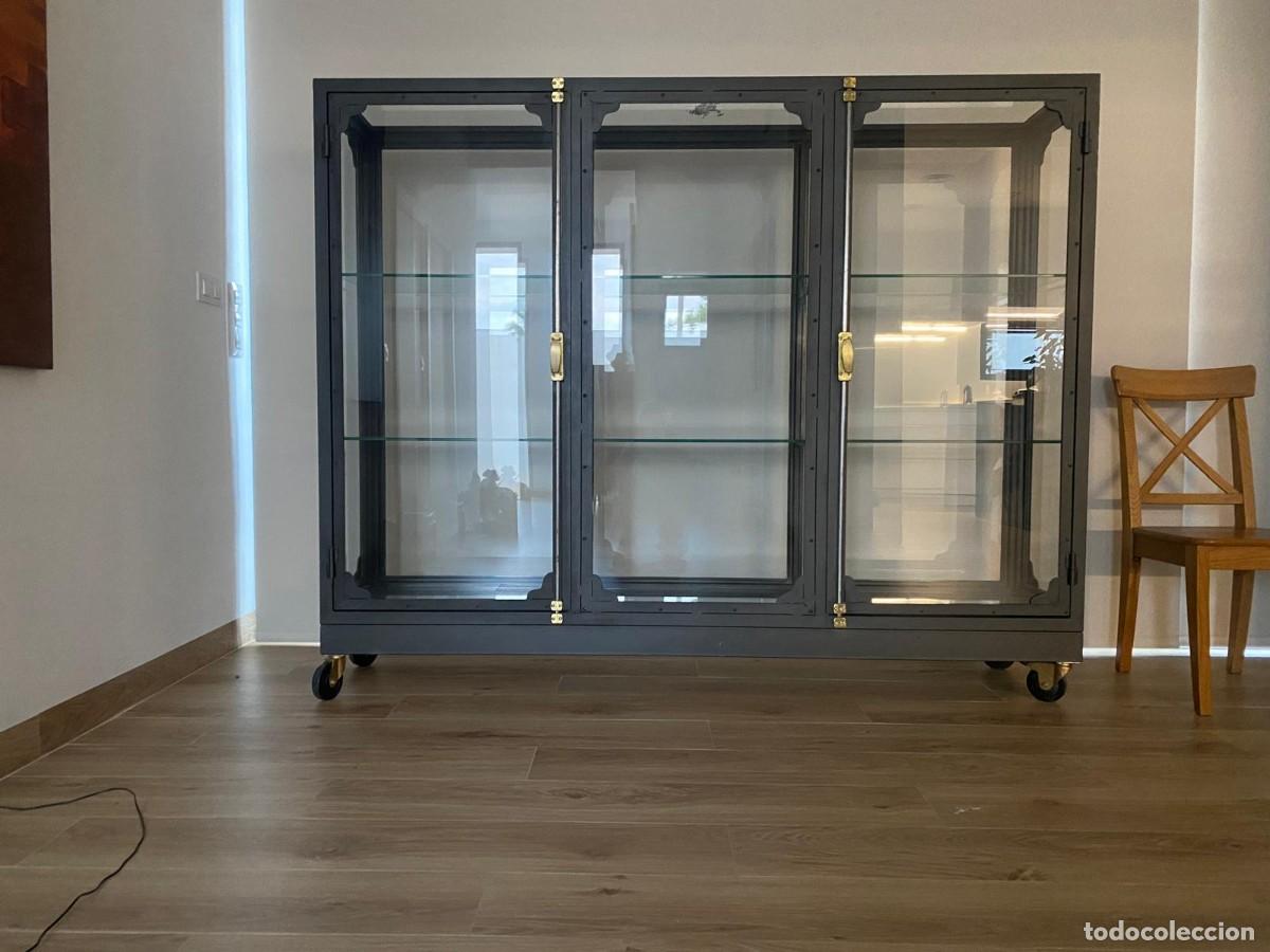 Antig&uuml;edades: Vitrina industrial de metal y cristal con ruedas y herrajes dorados (Excelente estado)