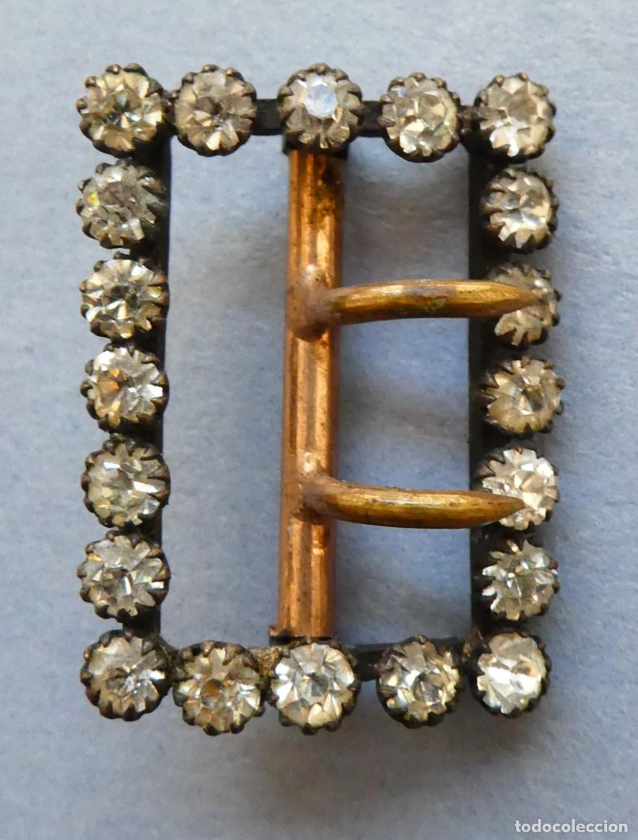 Antig&uuml;edades: PEQUE&Ntilde;A HEBILLA DE METALY CRISTALES -MU&Ntilde;ECA PPIO.S.XX