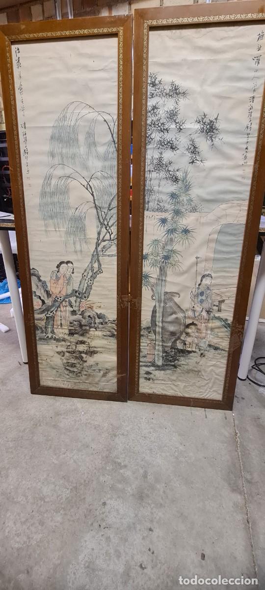 Antig&uuml;edades: Pareja de grandes paneles chinos orientales pintados a mano sobre seda o papel, con caligraf&iacute;a