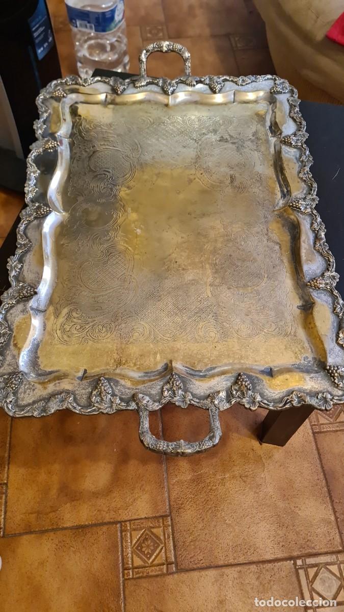 Antig&uuml;edades: Gran bandeja inglesa Sheffield Plate EPNS ba&ntilde;o de plata con asas y decoraci&oacute;n de racimos