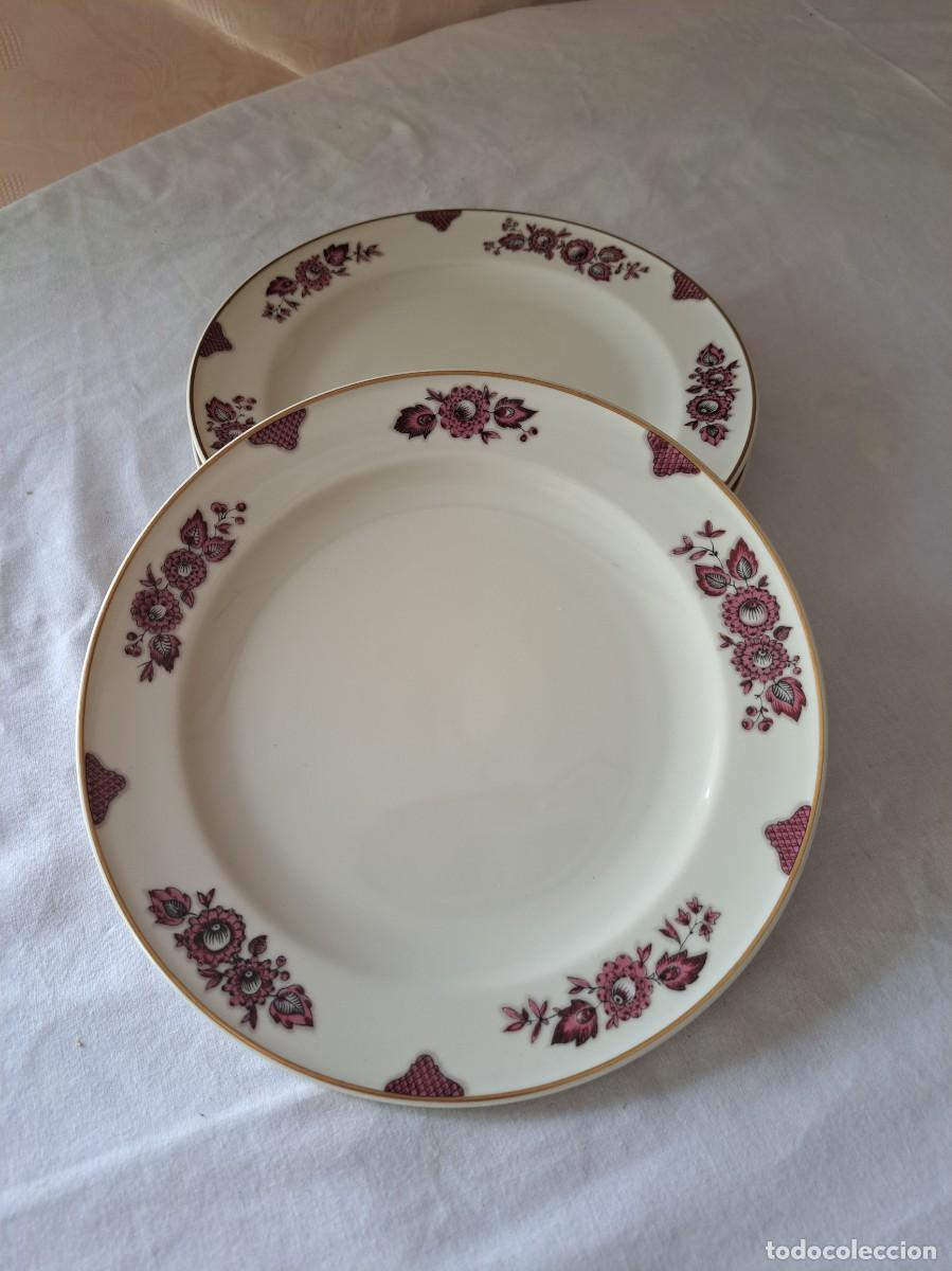 Antig&uuml;edades: Lote de 4 platos de ensalada de porcelana Langenthal Suisse, flores en burdeos.