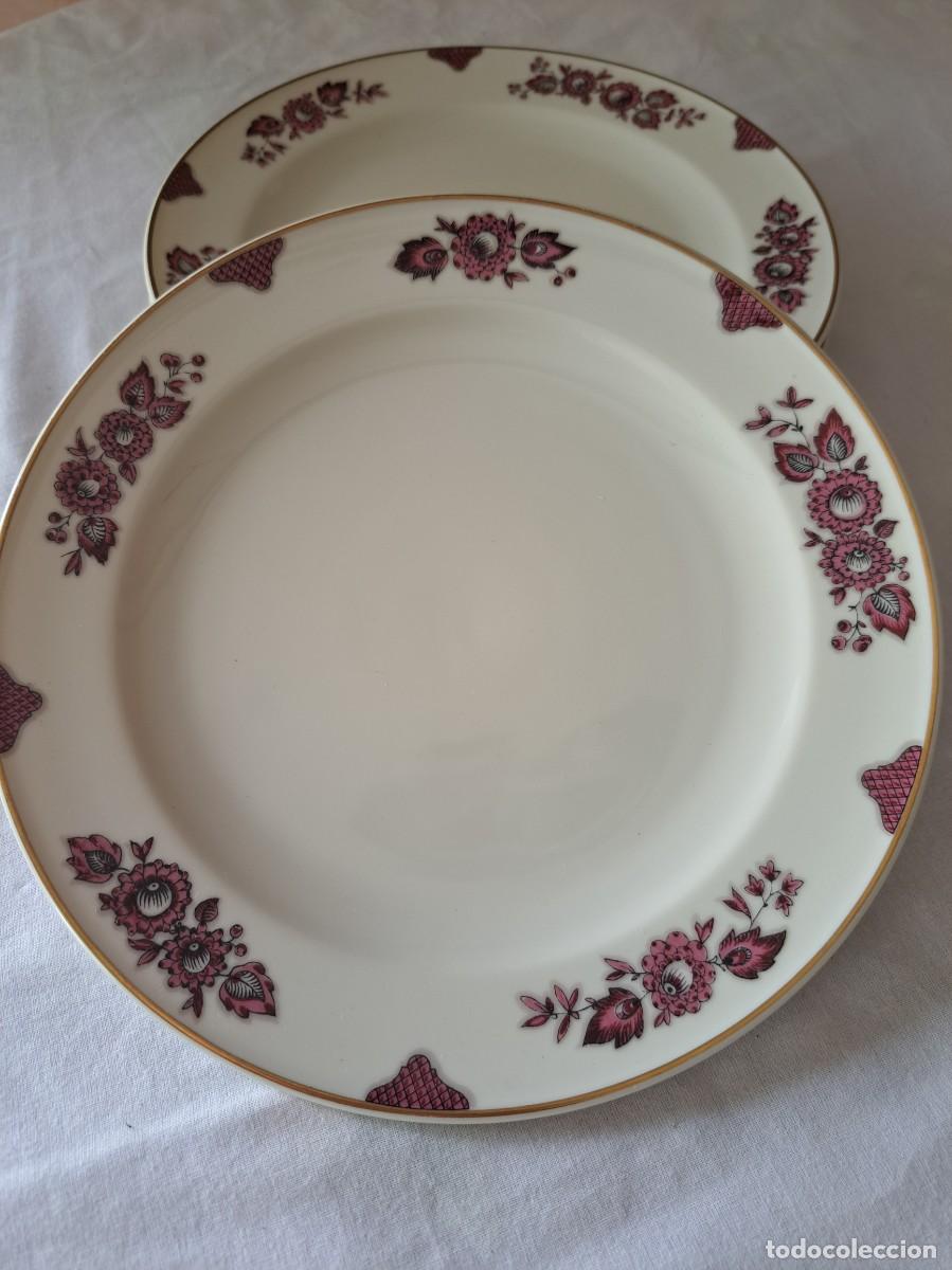 Antig&uuml;edades: Lote de 4 platos de ensalada de porcelana Langenthal Suisse, flores en burdeos.