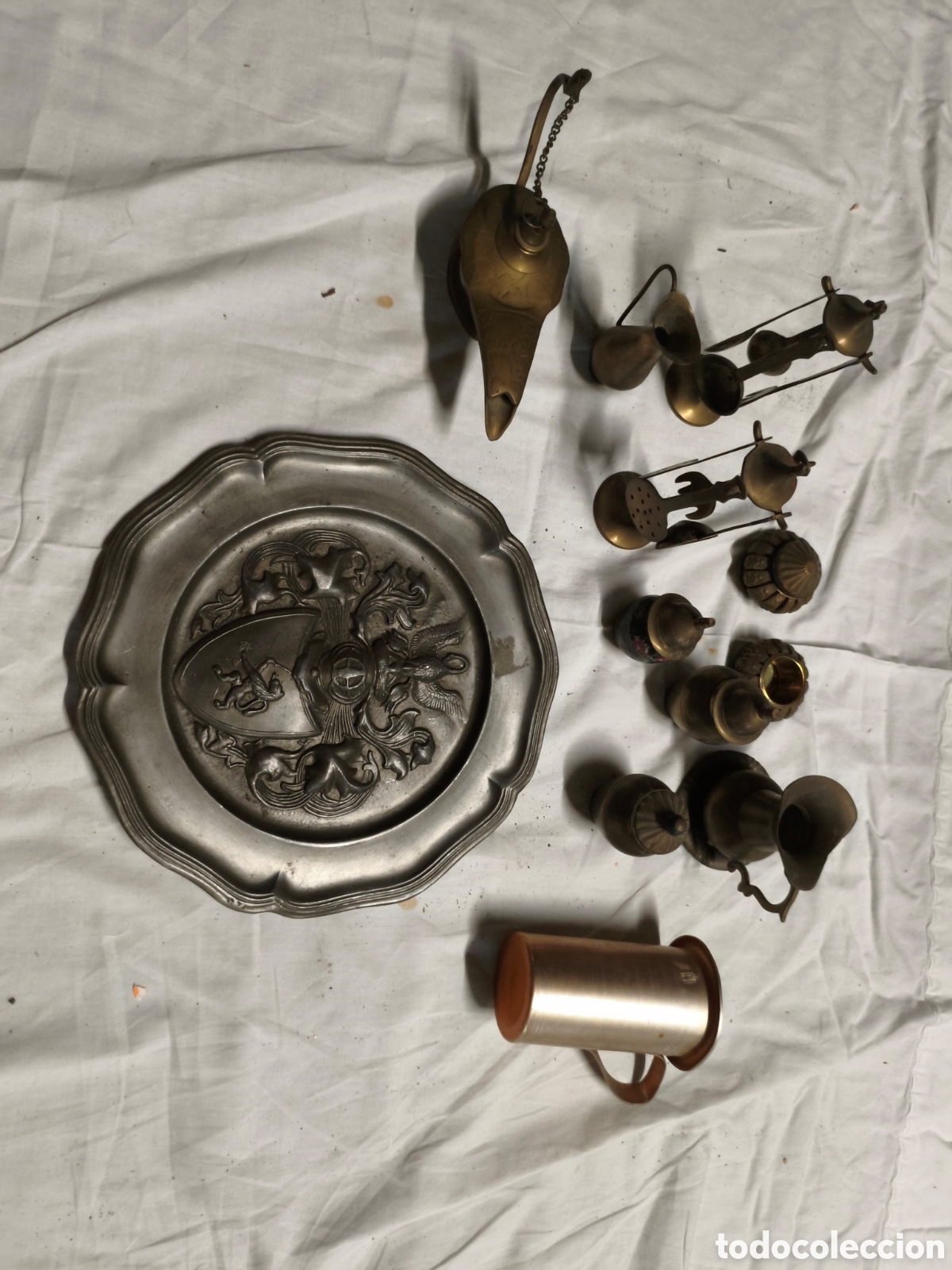 Antig&uuml;edades: Lote peltre, lat&oacute;n o bronze