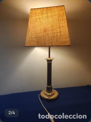 Antig&uuml;edades: L&aacute;mpara de mesa con pantalla cuadrada