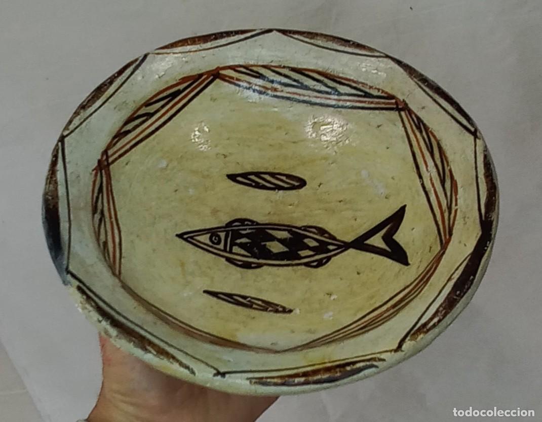 Antig&uuml;edades: ANTIGUO PLATO CURVO TAZRUT EN CERAMICA BEREBER DECORADO CON MOTIVOS GEOMETRICOS Y UN PEZ - S. XVIII