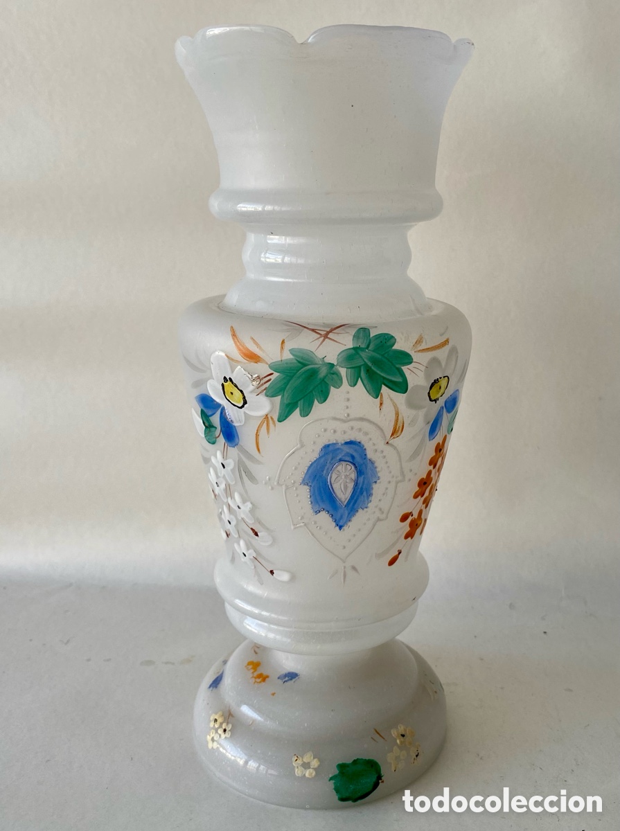 Antig&uuml;edades: Jarr&oacute;n de opalina blanca y decoraci&oacute;n floral pintada a mano Finales Siglo XIX Principios XX