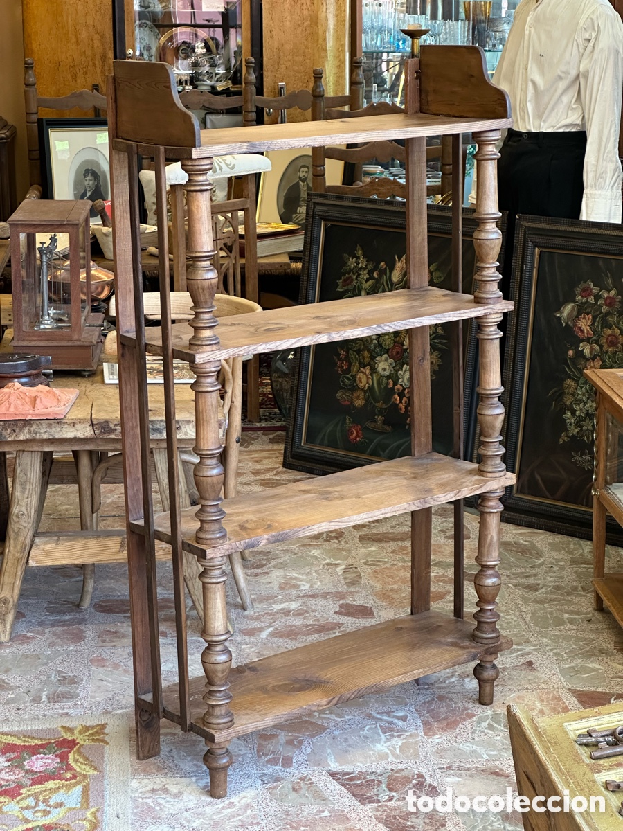 Antig&uuml;edades: Estanter&iacute;a antigua de madera de pino torneada, primera mitad s.XX. Armario alacena estante libreria