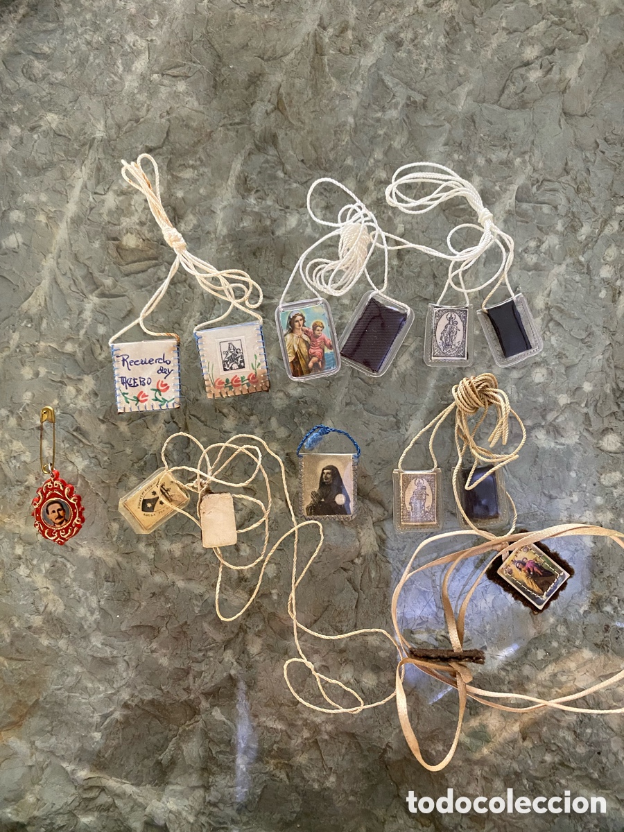 Antig&uuml;edades: Lote de 8 Escapularios Religiosos Vintage y Medalla