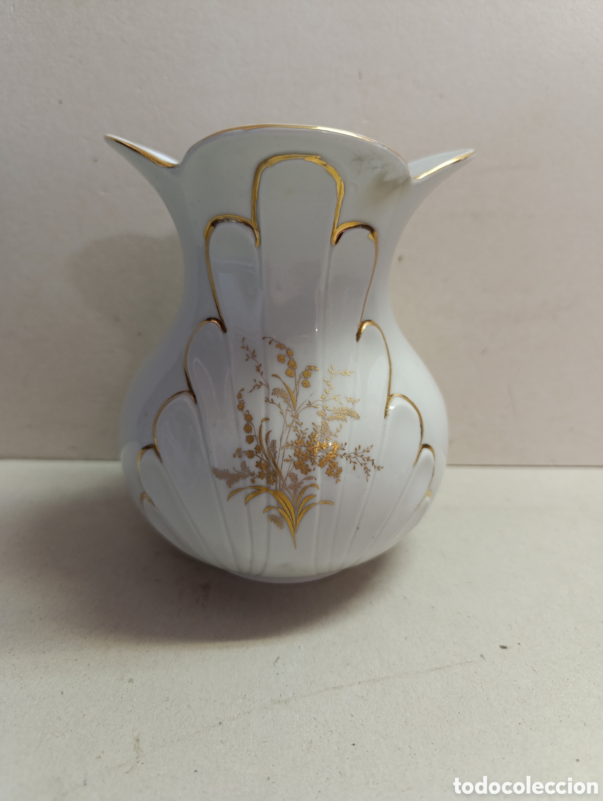 Antig&uuml;edades: JARRON DE PORCELANA BLANCA CON DETALLES VEGETALES DORADOS.