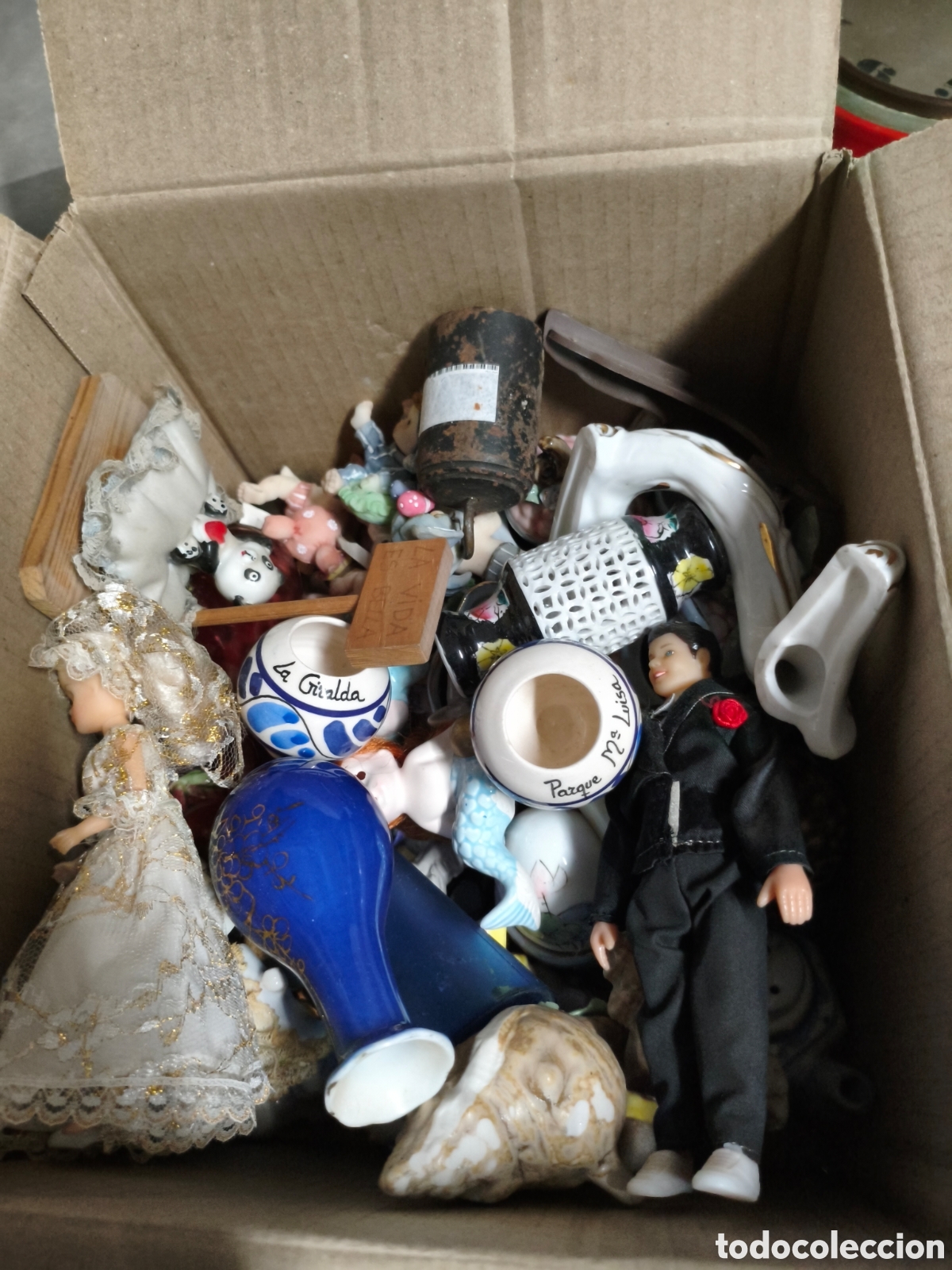 Antig&uuml;edades: Caja con figuras de porcelana