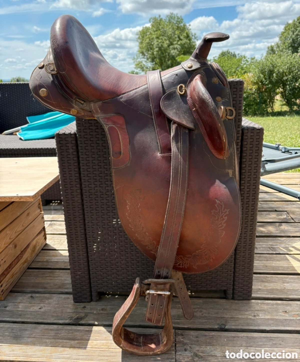 Antig&uuml;edades: Silla de montar australiana de cuero con grabados