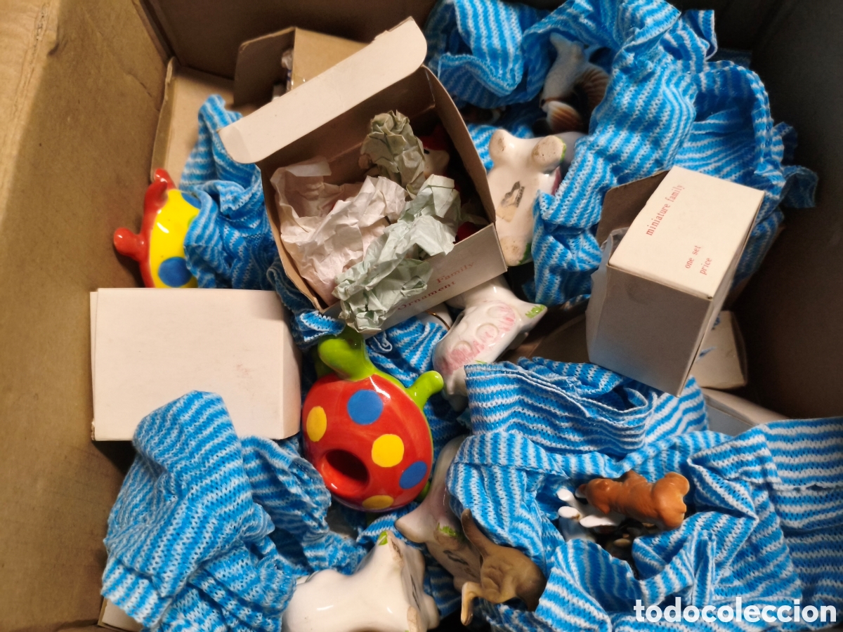Antig&uuml;edades: Caja con figuras de porcelana tematicas