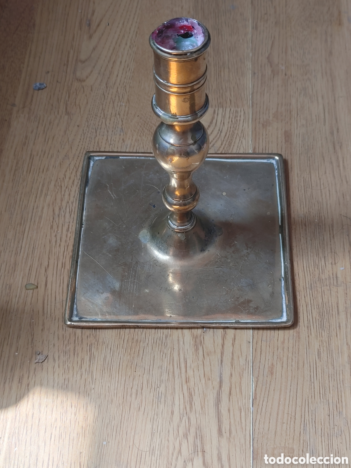 Antig&uuml;edades: Candelero en bronce dorado. S. XVIII.