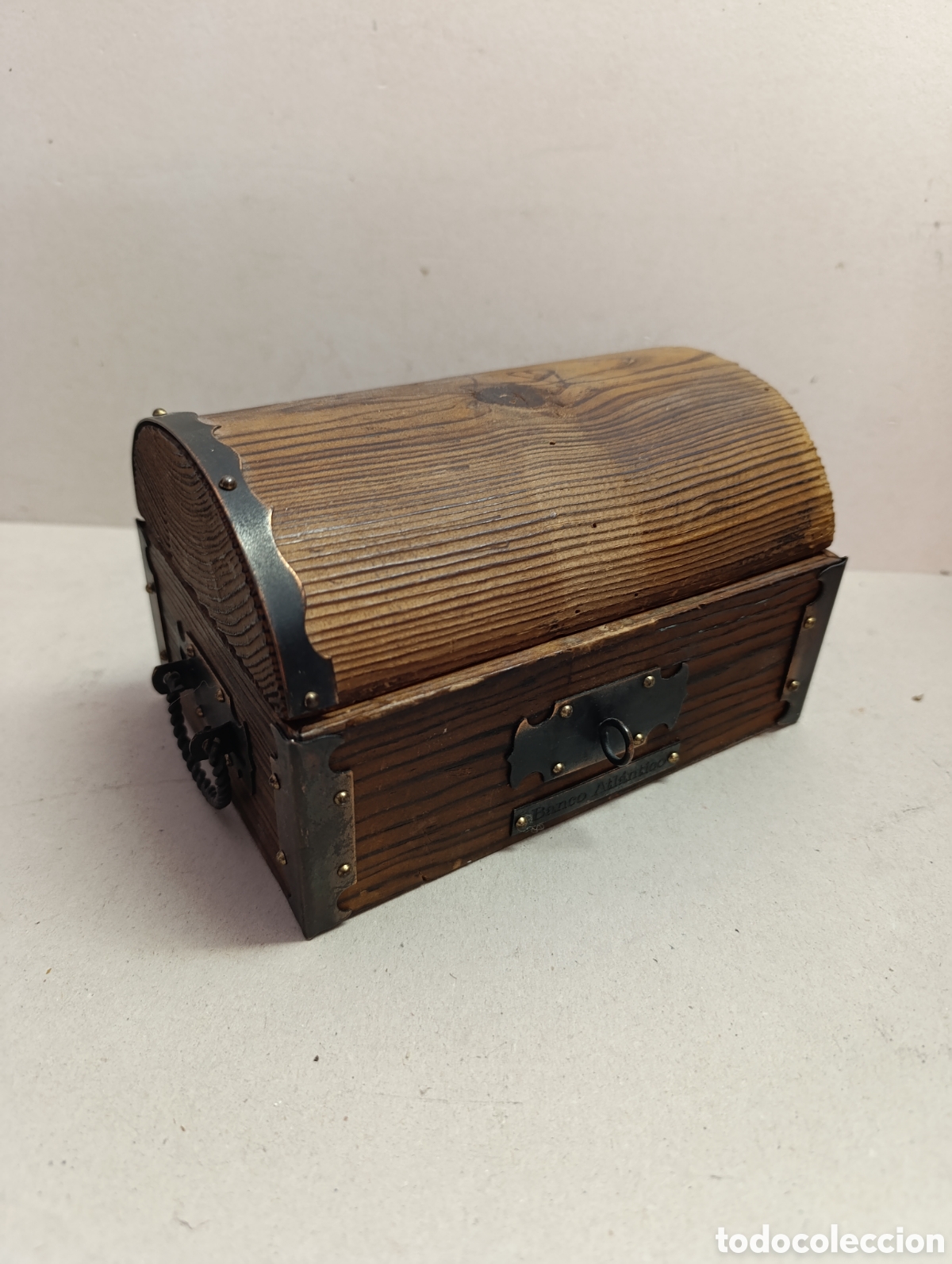 Antig&uuml;edades: CAJA COFRE EN MADERA MACIZA. DETALLES DE METAL.