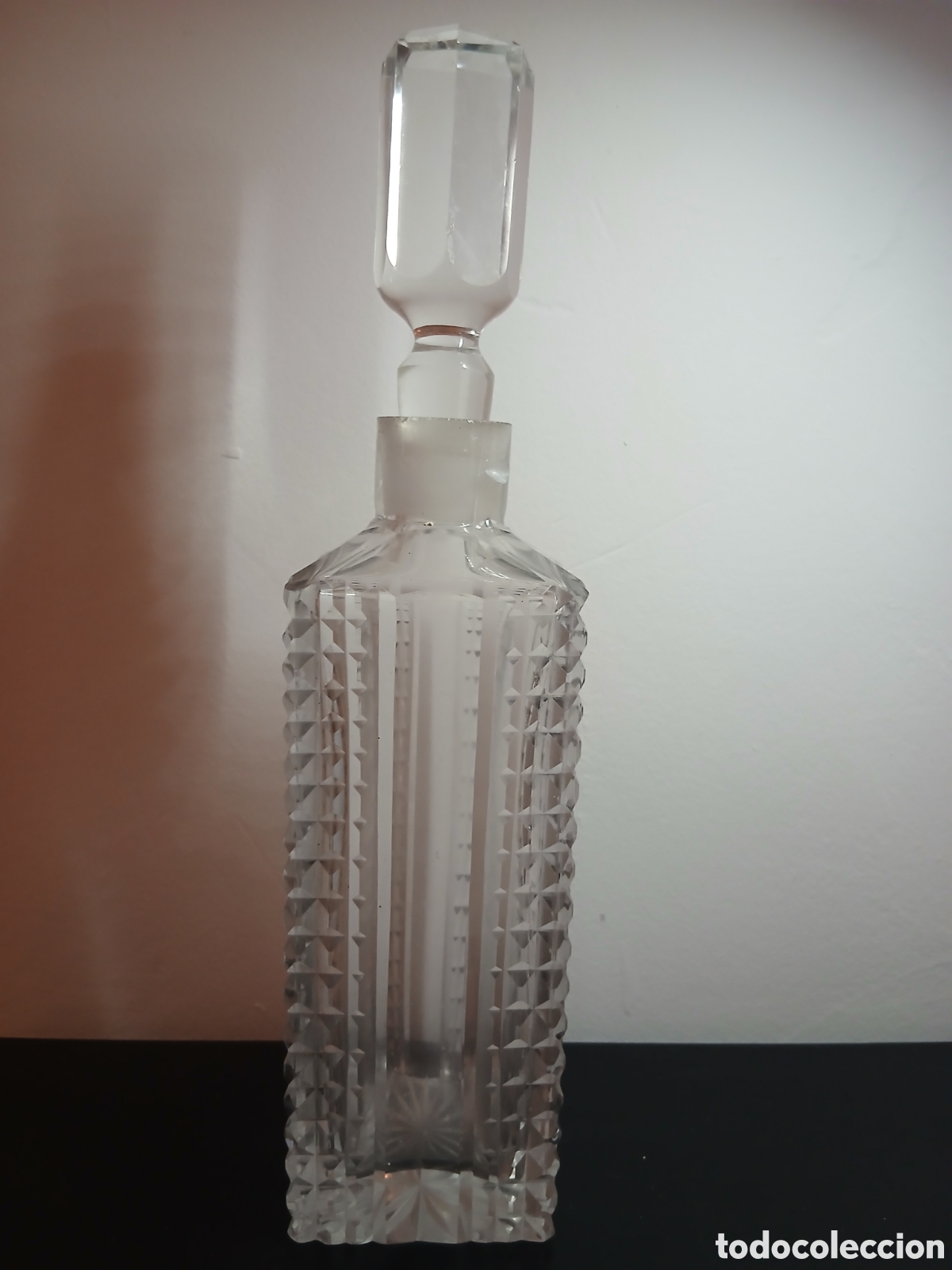 Antig&uuml;edades: Antigua licorera de cristal tallado