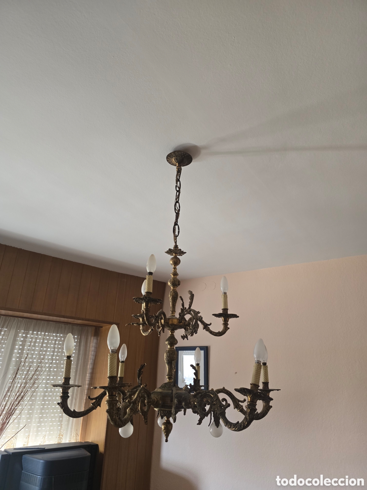 Antig&uuml;edades: Elegante L&aacute;mpara de Techo Cl&aacute;sica de Bronce/Lat&oacute;n &ndash; 2 Alturas y 9 Luces
