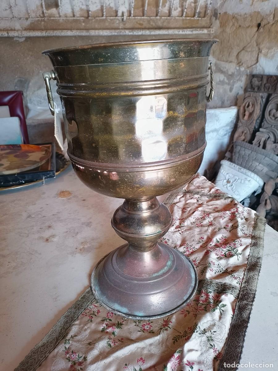Antig&uuml;edades: Antiguo macetero lat&oacute;n y bronce