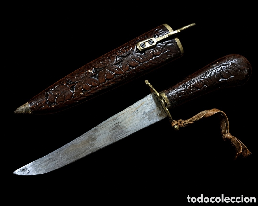 Antig&uuml;edades: Cuchillo de origen ind&uacute; con punz&oacute;n de taller completo tallada en madera y funda original