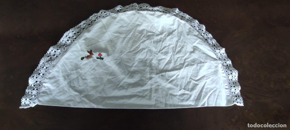 Antig&uuml;edades: ANTIGUA FUNDA / CUBREALMOHADON SEMICIRCULAS PARA CUNA O COCHECITO - CON ENCAJE Y BORDADO