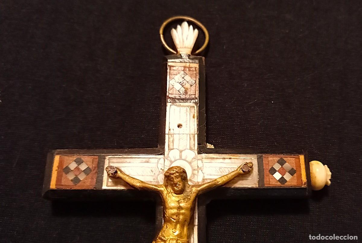Antig&uuml;edades: Cruz de Jerusal&eacute;n, con incrustaciones de madera y n&aacute;car. Reverso con estaciones.