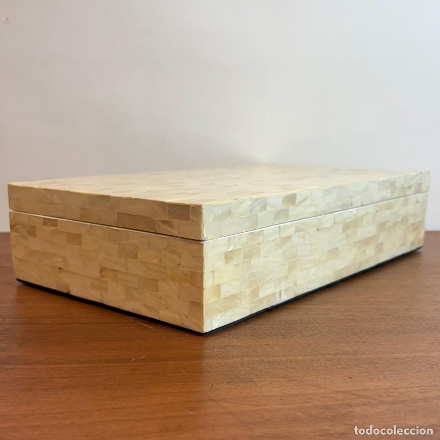 Antig&uuml;edades: Caja Decorativa en Madera y N&aacute;car