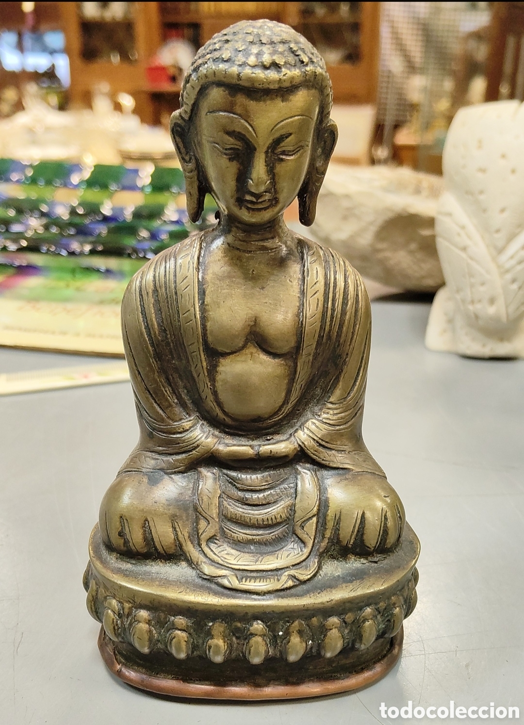 Antig&uuml;edades: Buda hecho de lat&oacute;n fundido, a menudo con un estilo japon&eacute;s o indio en posici&oacute;n de meditaci&oacute;n s