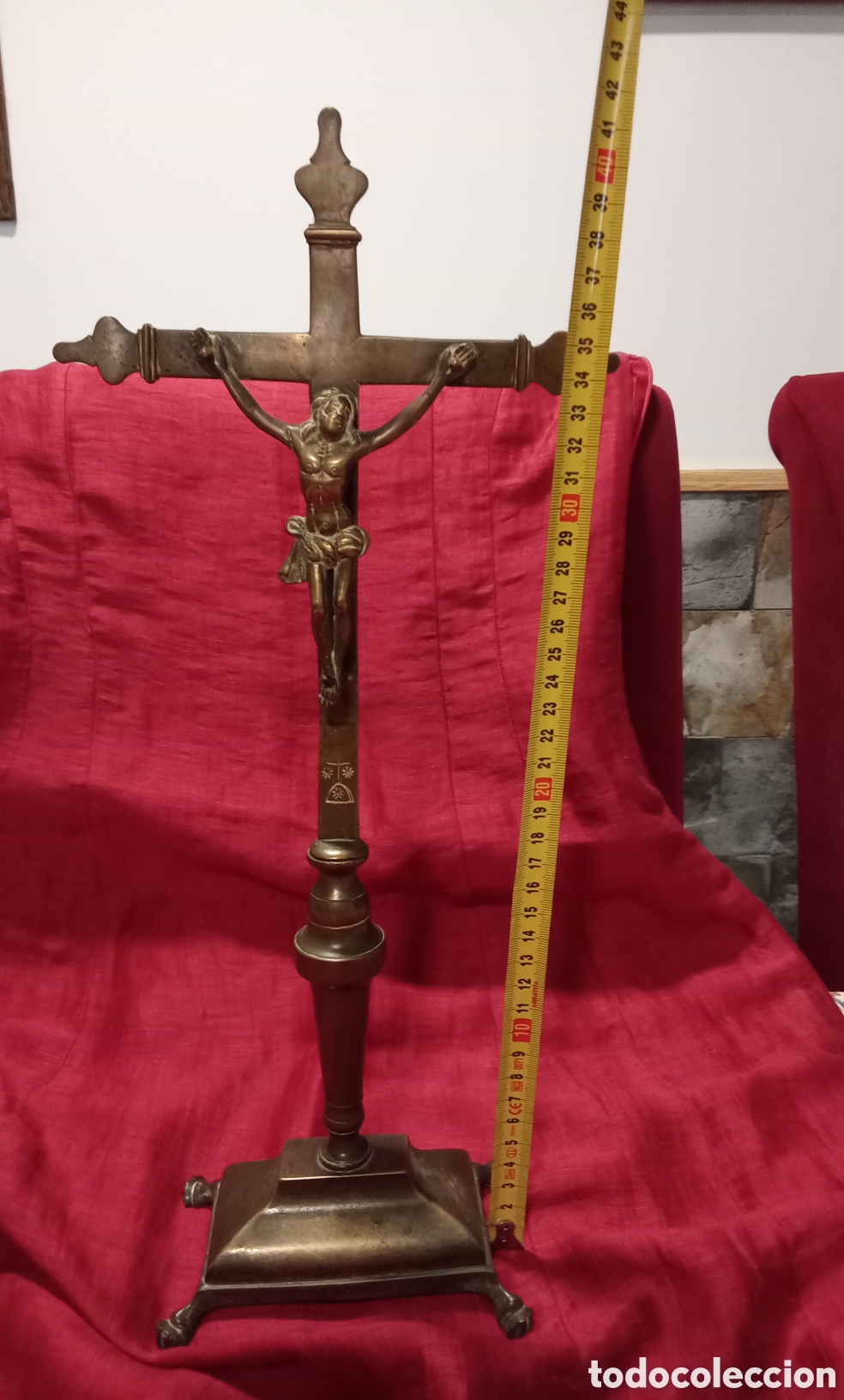 Antig&uuml;edades: Excepcional crucifijo de altar o mesa realizado en bronce fundido