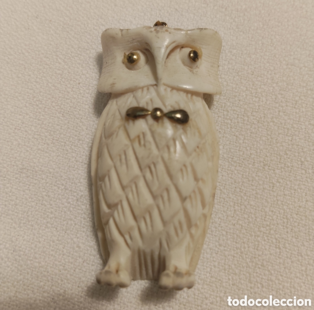 Antig&uuml;edades: Buho, posiblemente hecha de hueso, asta o materiales sint&eacute;ticos que imitan el marfil. [