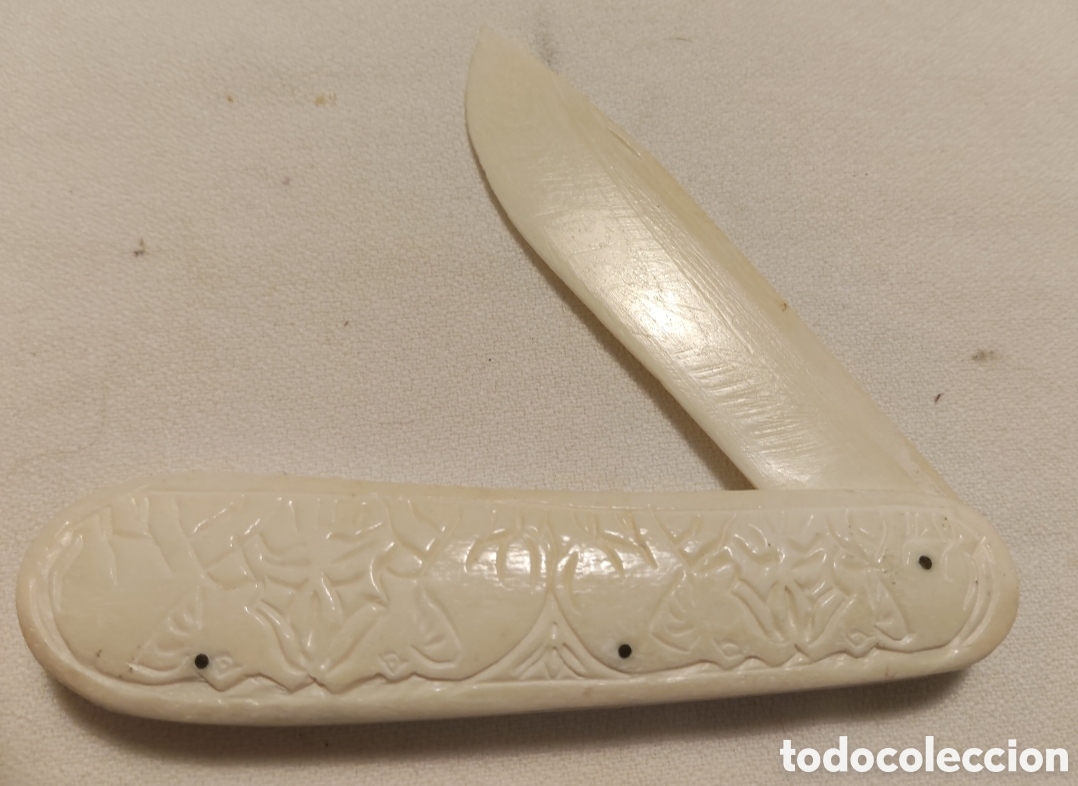 Antig&uuml;edades: Navaja plegable decorativa, similar a modelos antiguos con mangos de n&aacute;car tallado o materiales sint