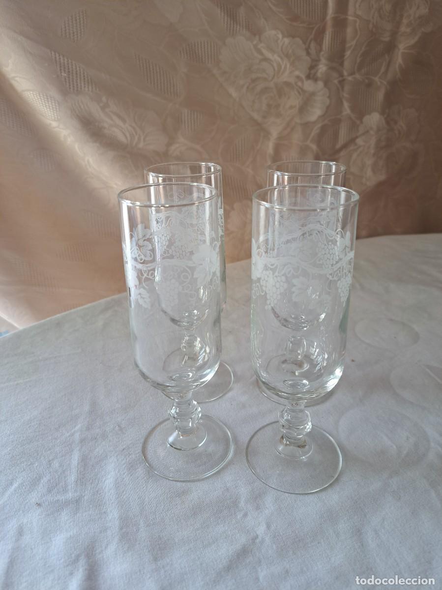 Antig&uuml;edades: Juego de 4 Copas de champ&aacute;n Luminarc Sarment con uvas blancas